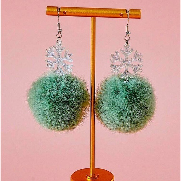 NWT Mint green fuzzy drop snowflake ❄️ earrings - Picture 1 of 5